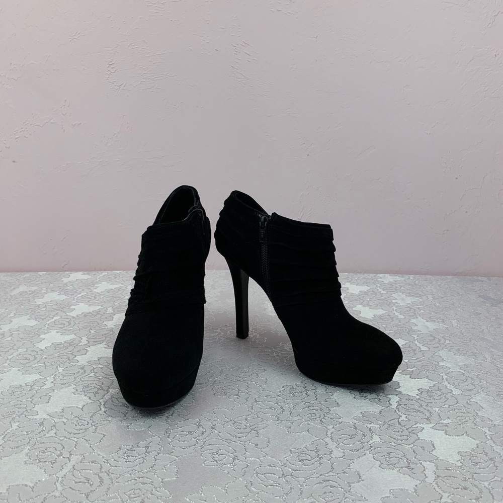 Gianni Bini Amy Suede Booties in Black. Size 8.5